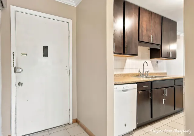 Listing Photo 5 - Condo for sale in building located at 8970 N Parkside Ave, Des Plaines, IL 60016 - Unit #406