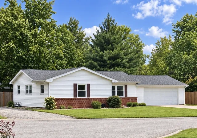 Photo 2 of Single family home for sale at 139 Fielder Dr, Salem, IL 62881 | MLS# 12759092 | Listing updated on 2026-10-09
