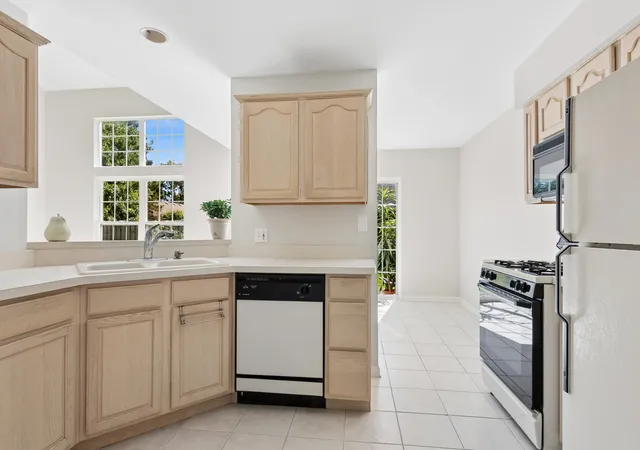 Photo 4 of Townhouse for sale at 1121 E Danbury Dr, Cary, IL 60013 | MLS# 12759099 | Listing updated on 2026-10-06