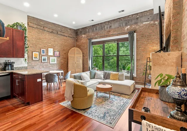 Photo 3 of Condo for sale at 1965 W Cullom Ave #3, Chicago, IL 60613 | MLS# 12759110 | Listing updated on 2026-09-22