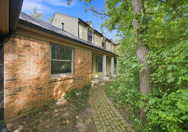 Photo 2 of Single family home for sale at 11 Old Timber Ln, Palos Park, IL 60464 | MLS# 12759129 | Listing updated on 2026-09-21