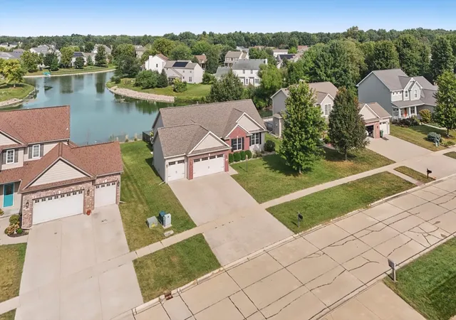 Photo 3 of Single family home for sale at 1813 Deer Run Dr, Mahomet, IL 61853 | MLS# 12759139 | Listing updated on 2026-10-03