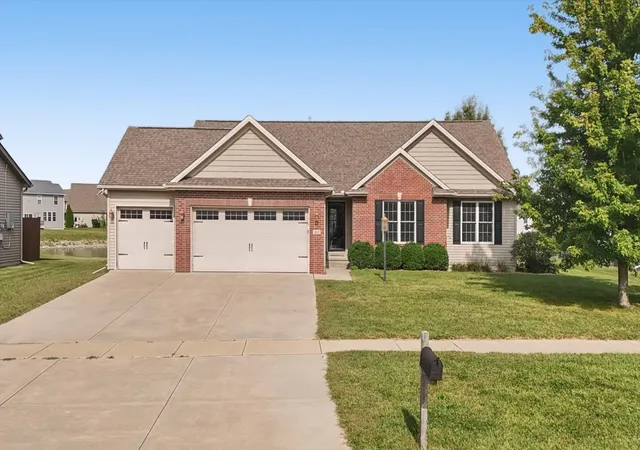 Photo 4 of Single family home for sale at 1813 Deer Run Dr, Mahomet, IL 61853 | MLS# 12759139 | Listing updated on 2026-10-03