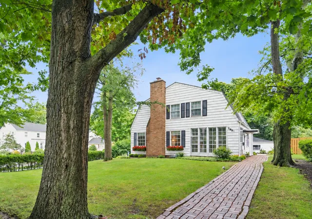 Photo 3 of Sale Pending at 1981 Linden Ave, Highland Park, IL 60035 | MLS# 12759181 | Listing updated on 2026-10-01