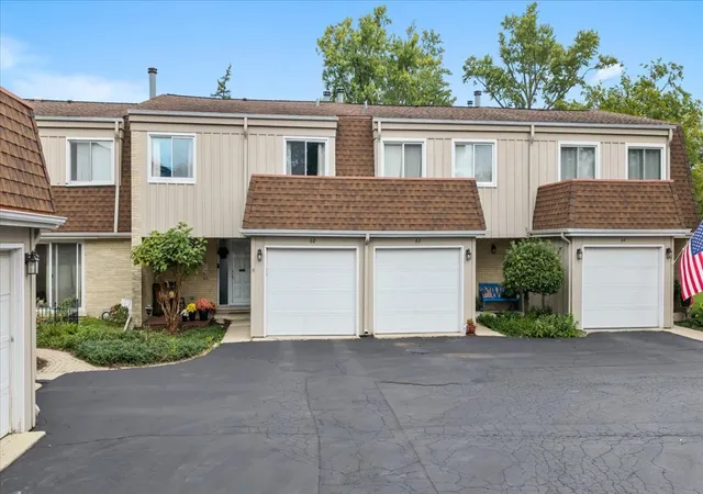 Photo 2 of Townhouse for sale at 60 N Park Blvd, Glen Ellyn, IL 60137 | MLS# 12759246 | Listing updated on 2026-09-26