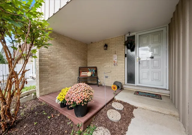 Photo 3 of Townhouse for sale at 60 N Park Blvd, Glen Ellyn, IL 60137 | MLS# 12759246 | Listing updated on 2026-09-26
