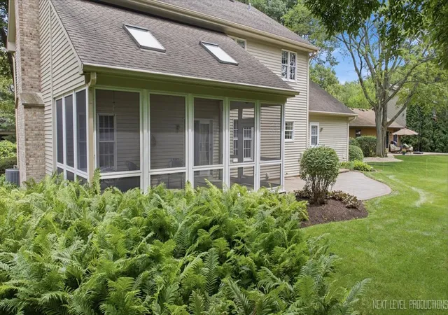 Photo 2 of Single family home for sale at 501 Pin Oak Ct, St. Charles, IL 60174 | MLS# 12759252 | Listing updated on 2026-09-14