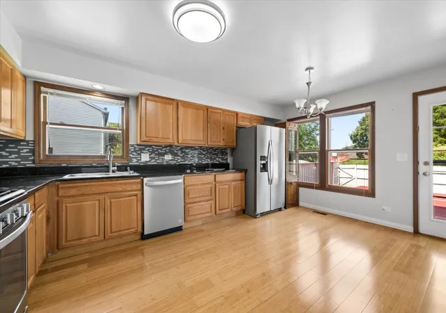 Photo 3 of Single family home for sale at 140 N Fiore Pkwy, Vernon Hills, IL 60061 | MLS# 12759259 | Listing updated on 2026-09-25