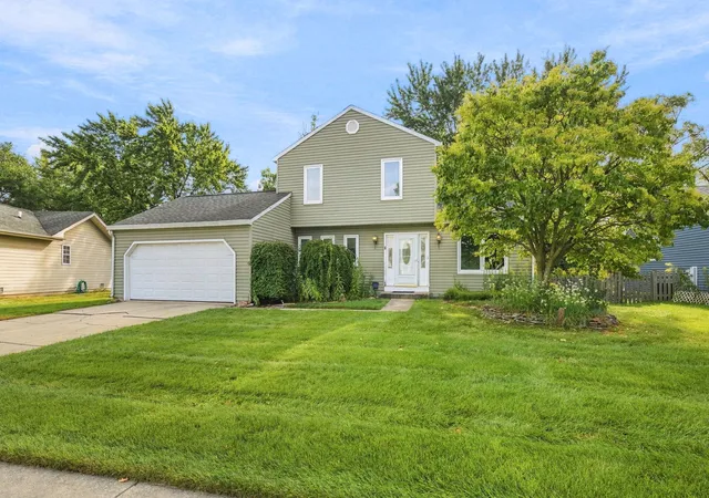 Photo 2 of Single family home for sale at 3s171 Lakeview Ct, Warrenville, IL 60555 | MLS# 12759287 | Listing updated on 2026-09-24
