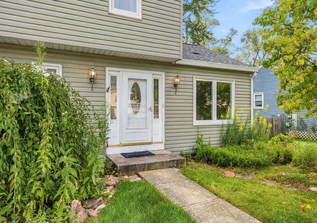Photo 3 of Single family home for sale at 3s171 Lakeview Ct, Warrenville, IL 60555 | MLS# 12759287 | Listing updated on 2026-09-24
