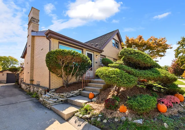 Single family home for sale at 10621 Laramie Ave, Oak Lawn, IL 60453 | MLS# 12759304