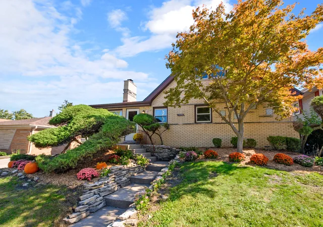 Photo 1 of Single family home for sale at 10621 Laramie Ave, Oak Lawn, IL 60453 | MLS# 12759304 | Listing updated on 2026-10-07