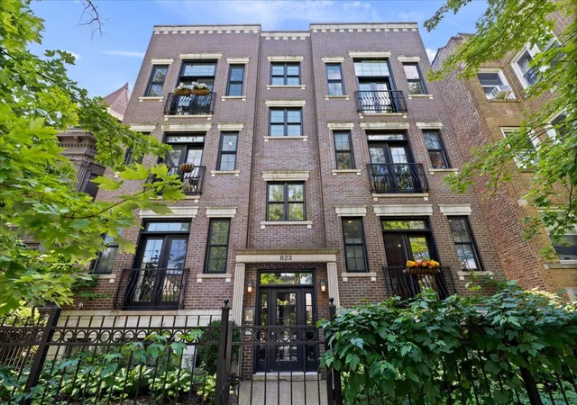 Condo for sale at 823 W Wolfram St #3E, Chicago, IL 60657 | MLS# 12759311
