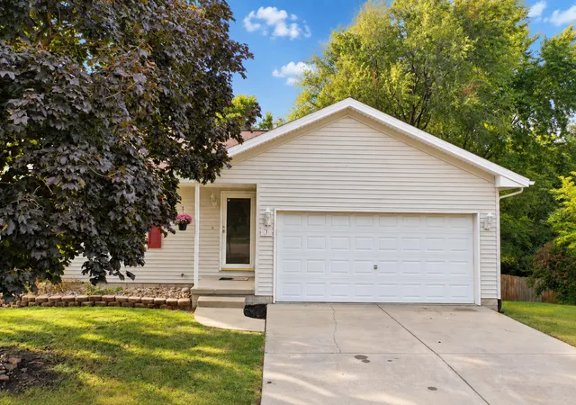 Photo 3 of Single family home for sale at 3 Nicole Ct, Bloomington, IL 61701 | MLS# 12759312 | Listing updated on 2026-10-02