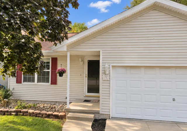 Photo 4 of Single family home for sale at 3 Nicole Ct, Bloomington, IL 61701 | MLS# 12759312 | Listing updated on 2026-10-02