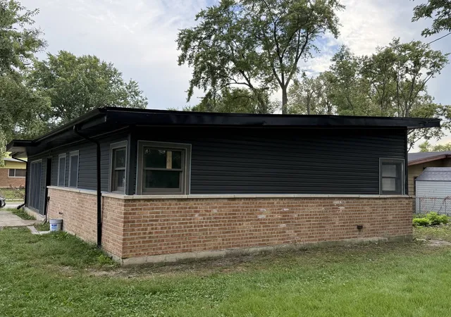 Photo 3 of Single family home for sale at 320 Sioux St, Park Forest, IL 60466 | MLS# 12759340 | Listing updated on 2026-09-19