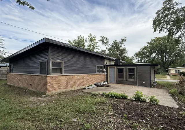 Photo 4 of Single family home for sale at 320 Sioux St, Park Forest, IL 60466 | MLS# 12759340 | Listing updated on 2026-09-19