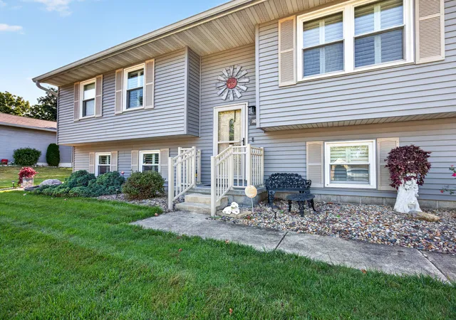 Photo 2 of Single family home for sale at 2024 Woodhavens Dr, Bloomington, IL 61701 | MLS# 12759381 | Listing updated on 2026-09-23