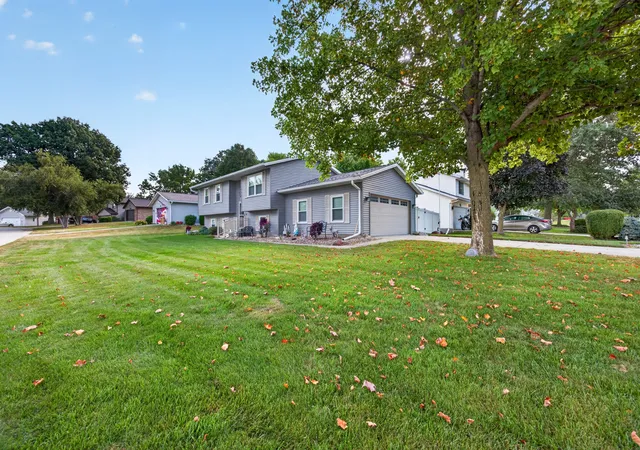 Photo 3 of Single family home for sale at 2024 Woodhavens Dr, Bloomington, IL 61701 | MLS# 12759381 | Listing updated on 2026-09-23