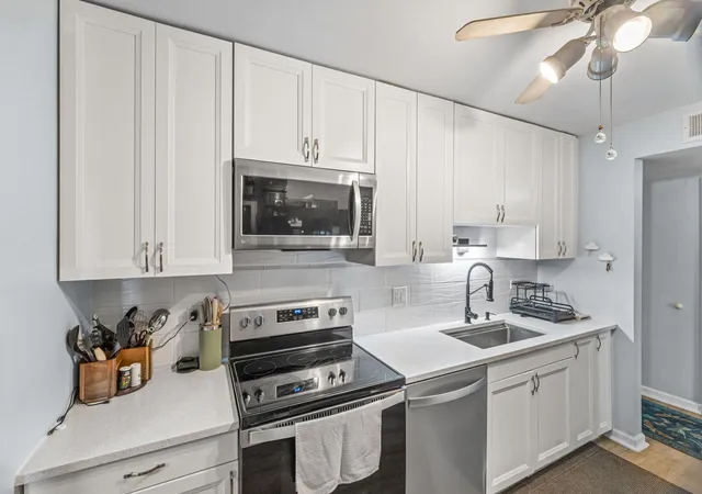 Listing Photo 4 - Condo for sale in building located at 640 Murray Ln, Des Plaines, IL 60016 - Unit #312