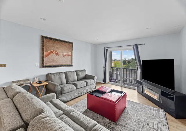 Listing Photo 5 - Condo for sale in building located at 640 Murray Ln, Des Plaines, IL 60016 - Unit #312