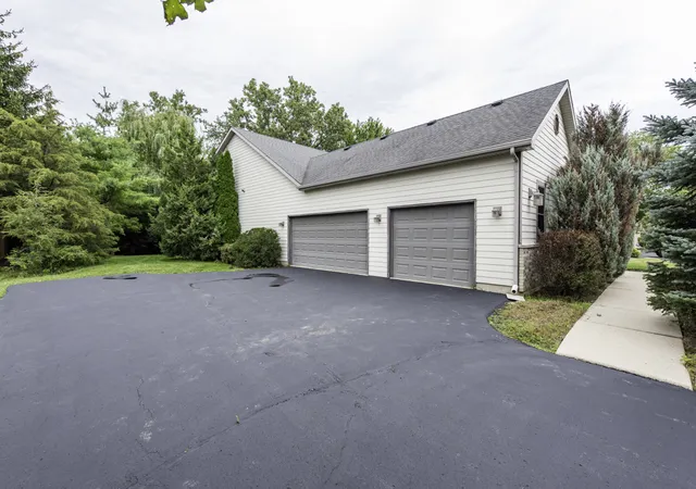 Photo 4 of Single family home for sale at 3748 Creekside Ct, Winthrop Harbor, IL 60096 | MLS# 12759400 | Listing updated on 2026-10-07