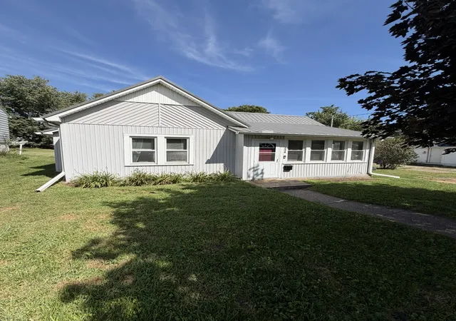 Single family home for sale at 334 23rd Place, Clinton, IA 52732 | MLS# 12759437