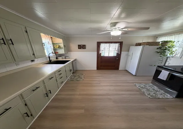 Photo 4 of Single family home for sale at 334 23rd Place, Clinton, IA 52732 | MLS# 12759437 | Listing updated on 2026-09-26