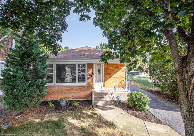 Photo 2 of Single family home for sale at 5262 Alexander Pl, Oak Lawn, IL 60453 | MLS# 12759448 | Listing updated on 2026-09-21