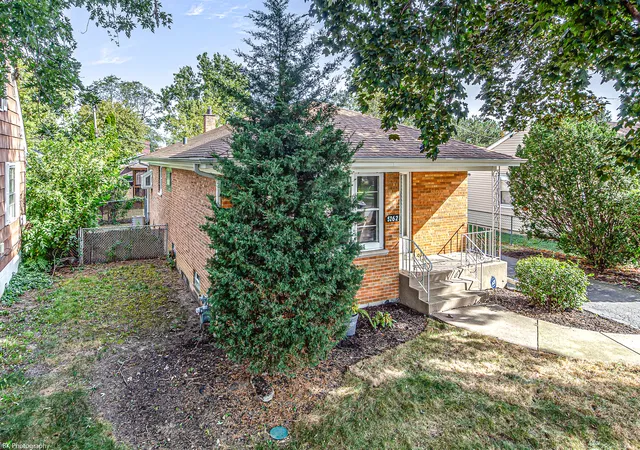Photo 3 of Single family home for sale at 5262 Alexander Pl, Oak Lawn, IL 60453 | MLS# 12759448 | Listing updated on 2026-09-21
