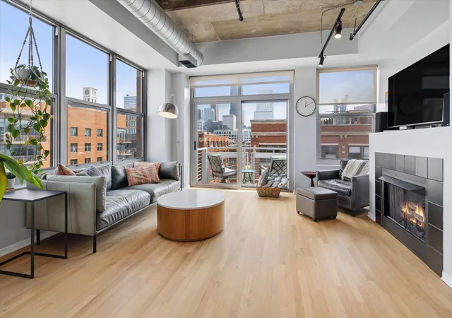 Photo 3 of Condo for sale at 933 W Van Buren St #801, Chicago, IL 60607 | MLS# 12759471 | Listing updated on 2026-09-15