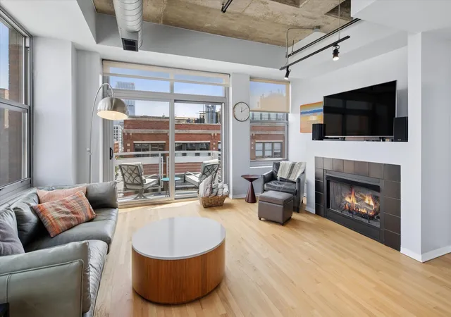 Photo 3 of Condo for sale at 933 W Van Buren St #801, Chicago, IL 60607 | MLS# 12759471 | Listing updated on 2026-09-25