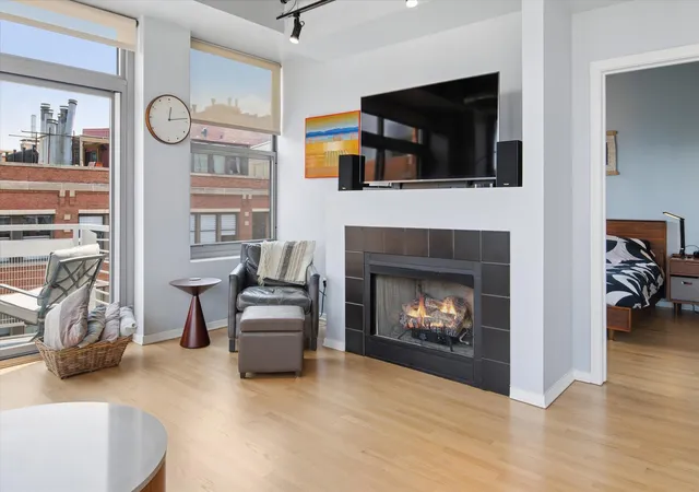 Photo 4 of Condo for sale at 933 W Van Buren St #801, Chicago, IL 60607 | MLS# 12759471 | Listing updated on 2026-09-25