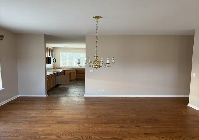 Photo 4 of Single family home for sale at 573 Crooked Stick Ct, Vernon Hills, IL 60061 | MLS# 12759477 | Listing updated on 2026-10-07