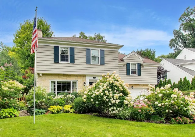 Photo 2 of Single family home for sale at 917 Romona Rd, Wilmette, IL 60091 | MLS# 12759479 | Listing updated on 2026-09-17
