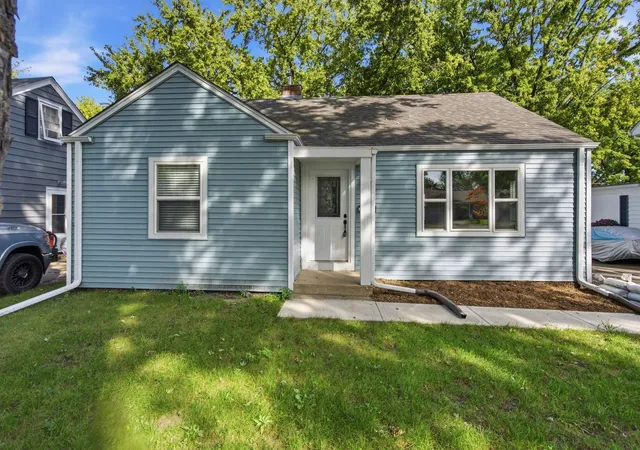 Photo 1 of Single family home for sale at 236 Ingleside Ave, Aurora, IL 60506 | MLS# 12759480 | Listing updated on 2026-10-02