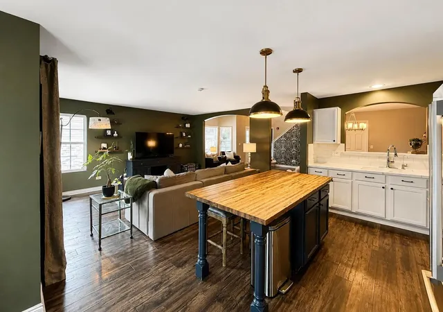 Photo 4 of Townhouse for sale at 11030 N 72nd Street, Indian Head Park, IL 60525 | MLS# 12759493 | Listing updated on 2026-10-20