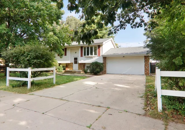 Photo 2 of Single family home for sale at 1706 Erin Dr, Normal, IL 61761 | MLS# 12759495 | Listing updated on 2026-09-22