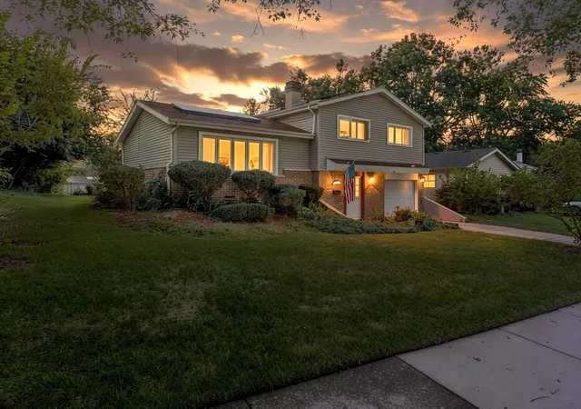 Photo 2 of Single family home for sale at 9137 W 91st Place, Hickory Hills, IL 60457 | MLS# 12759503 | Listing updated on 2026-10-05
