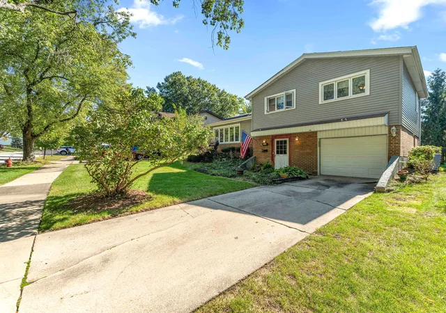 Photo 3 of Single family home for sale at 9137 W 91st Place, Hickory Hills, IL 60457 | MLS# 12759503 | Listing updated on 2026-10-05