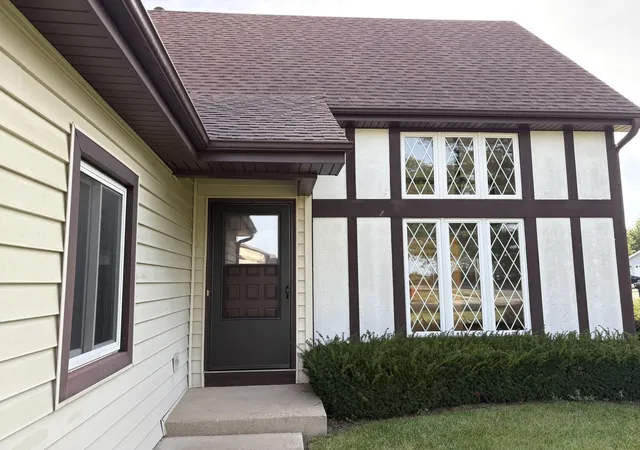 Photo 3 of Single family home for sale at 122 S Creekside Trl, Mc Henry, IL 60050 | MLS# 12759519 | Listing updated on 2026-09-27