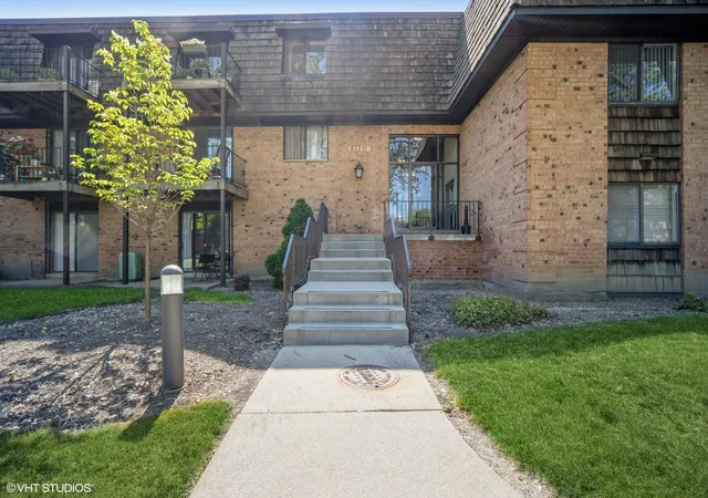 Townhouse for sale at 4 Oak Crk Dr #1504, Buffalo Grove, IL 60089 | MLS# 12759536
