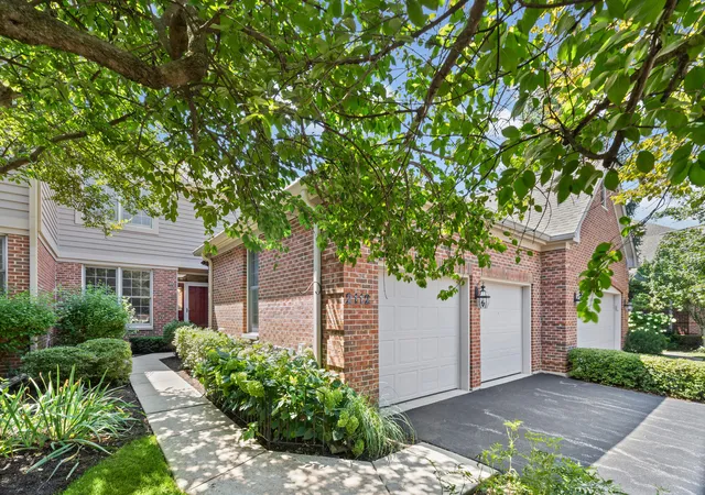 Photo 1 of Townhouse for sale at 2112 Warrington Ct, Glenview, IL 60026 | MLS# 12759555 | Listing updated on 2026-09-21