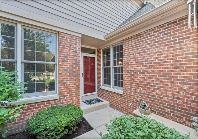 Photo 2 of Townhouse for sale at 2112 Warrington Ct, Glenview, IL 60026 | MLS# 12759555 | Listing updated on 2026-09-21