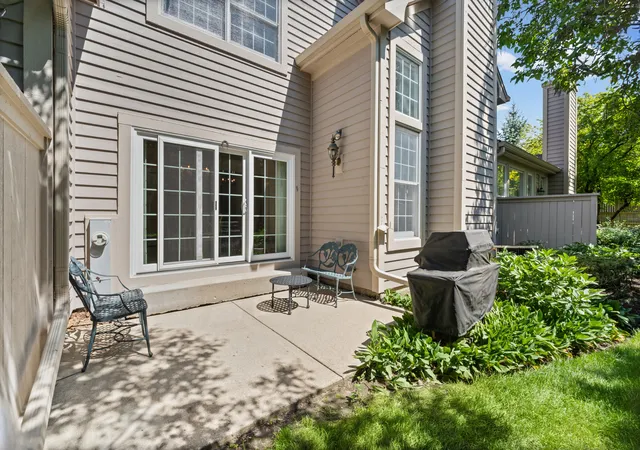 Photo 3 of Townhouse for sale at 2112 Warrington Ct, Glenview, IL 60026 | MLS# 12759555 | Listing updated on 2026-09-21