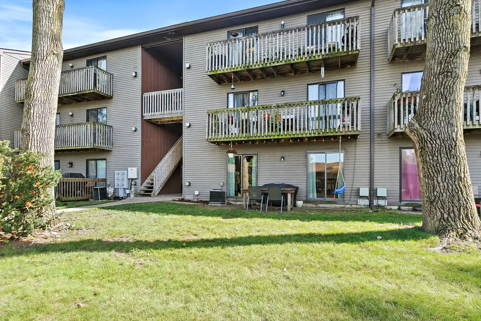 Listing Photo 17 - Condo for sale in 2352 S St located at 2352 S St, Elgin, IL 60123 - Unit 2352 South St