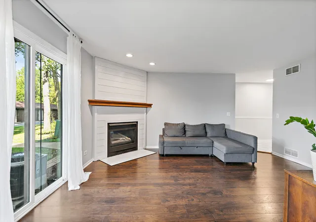 Listing Photo 4 - Condo for sale in building located at 2352 S St, Elgin, IL 60123 - Unit #D