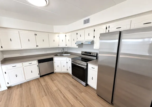 Listing Photo 5 - Condo for sale in building located at 9051 S Roberts Rd, Hickory Hills, IL 60457 - Unit #205