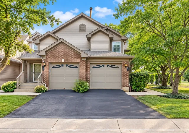 Photo 17 of Townhouse for sale at 199 Old Oak Ct W, Buffalo Grove, IL 60089 | MLS# 12759646 | Listing updated on 2026-10-06