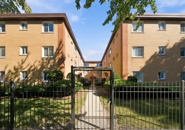 Photo 1 of Condo for sale at 1626 W Greenleaf Ave #1E, Chicago, IL 60626 | MLS# 12759690 | Listing updated on 2026-09-22